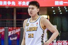 吳驍帶傷單手罰球，展現(xiàn)廣廈團(tuán)隊信念