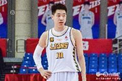 朱俊龍表現(xiàn)穩(wěn)定貢獻8分7籃板3助攻2搶斷