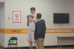 廣廈主場迎戰(zhàn)北京總決賽G1賽前 郭士強與周琦進行交流