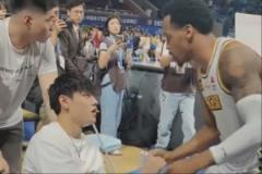 暖心瞬間！曾凡博離場時(shí)，對手布朗、奈特、朱俊龍紛紛跑來安慰他