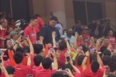 姚明、莫布里與朱俊龍現(xiàn)場觀看上交VS太理8強(qiáng)戰(zhàn)