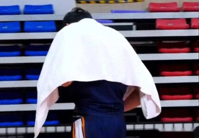 四川全運(yùn)橫掃新疆！周琦胡金秋狂砍48分，孫銘徽關(guān)鍵作用，新疆四人高效得分