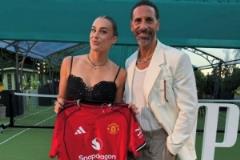 曼聯(lián)官推發(fā)布照片：薩巴倫卡手持紅魔球衣與費(fèi)迪南德合影